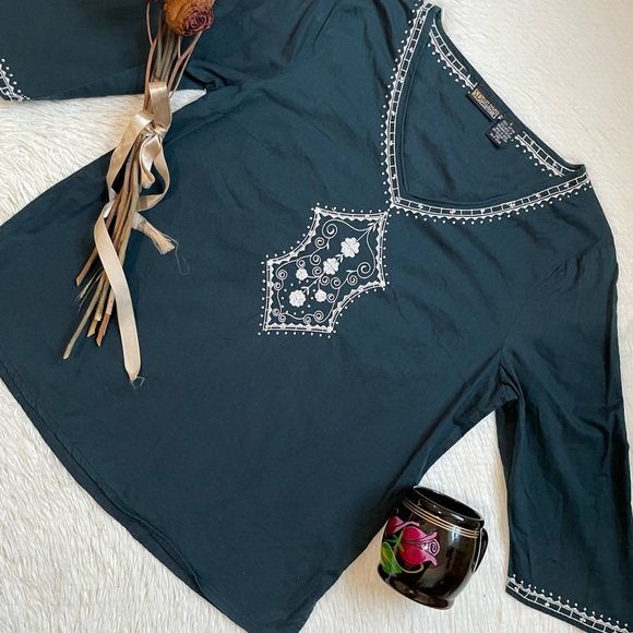 Womens sun river essentials Vneck embroidered cotton top - Picture 9 of 17